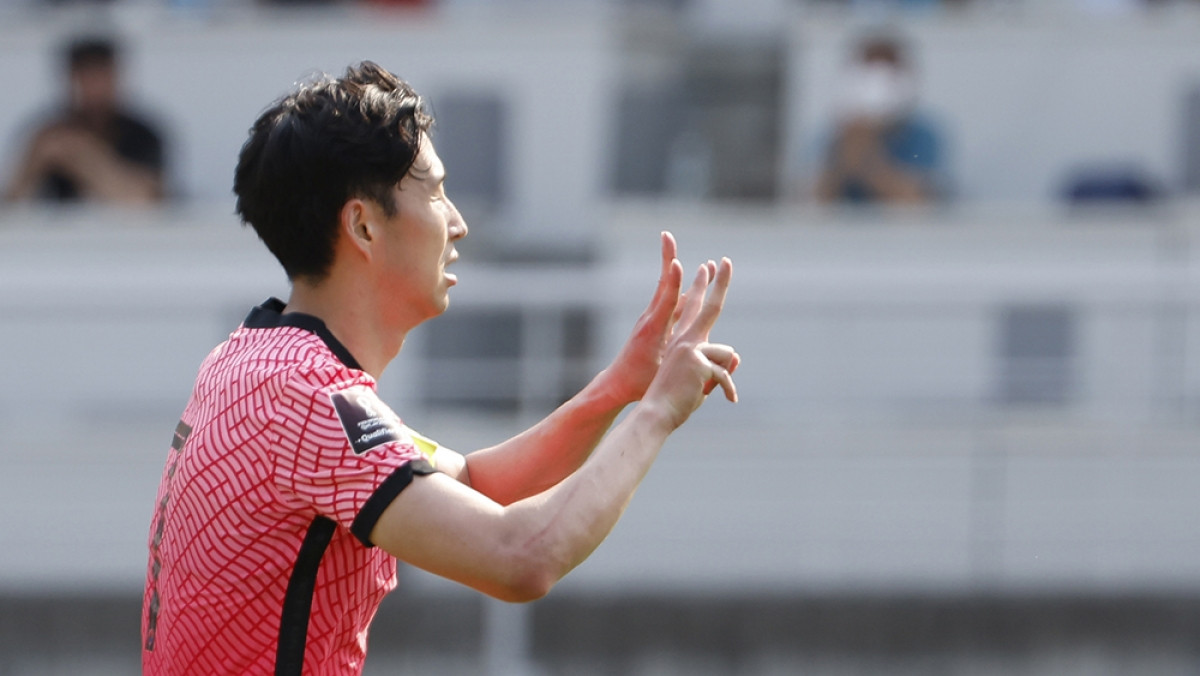Son Heung Min ăn mừng động viên đồng đội cũ Eriksen sau khi ghi bàn giúp Hàn Quốc thắng Lebanon. (Ảnh: Reuters).