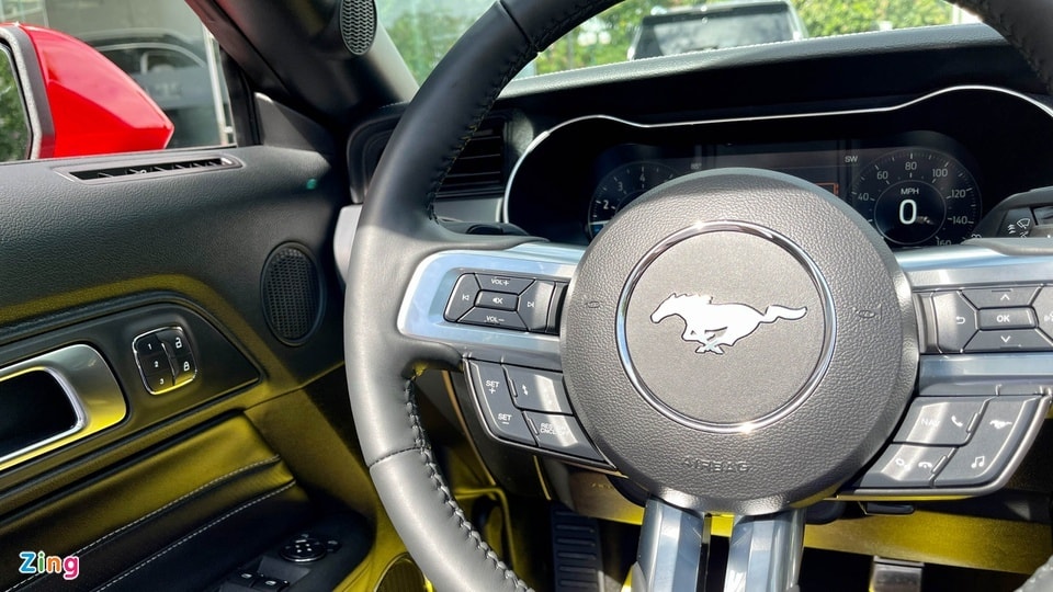 Chi tiết Ford Mustang 2021 phiên bản mui trần tại Việt Nam - 7