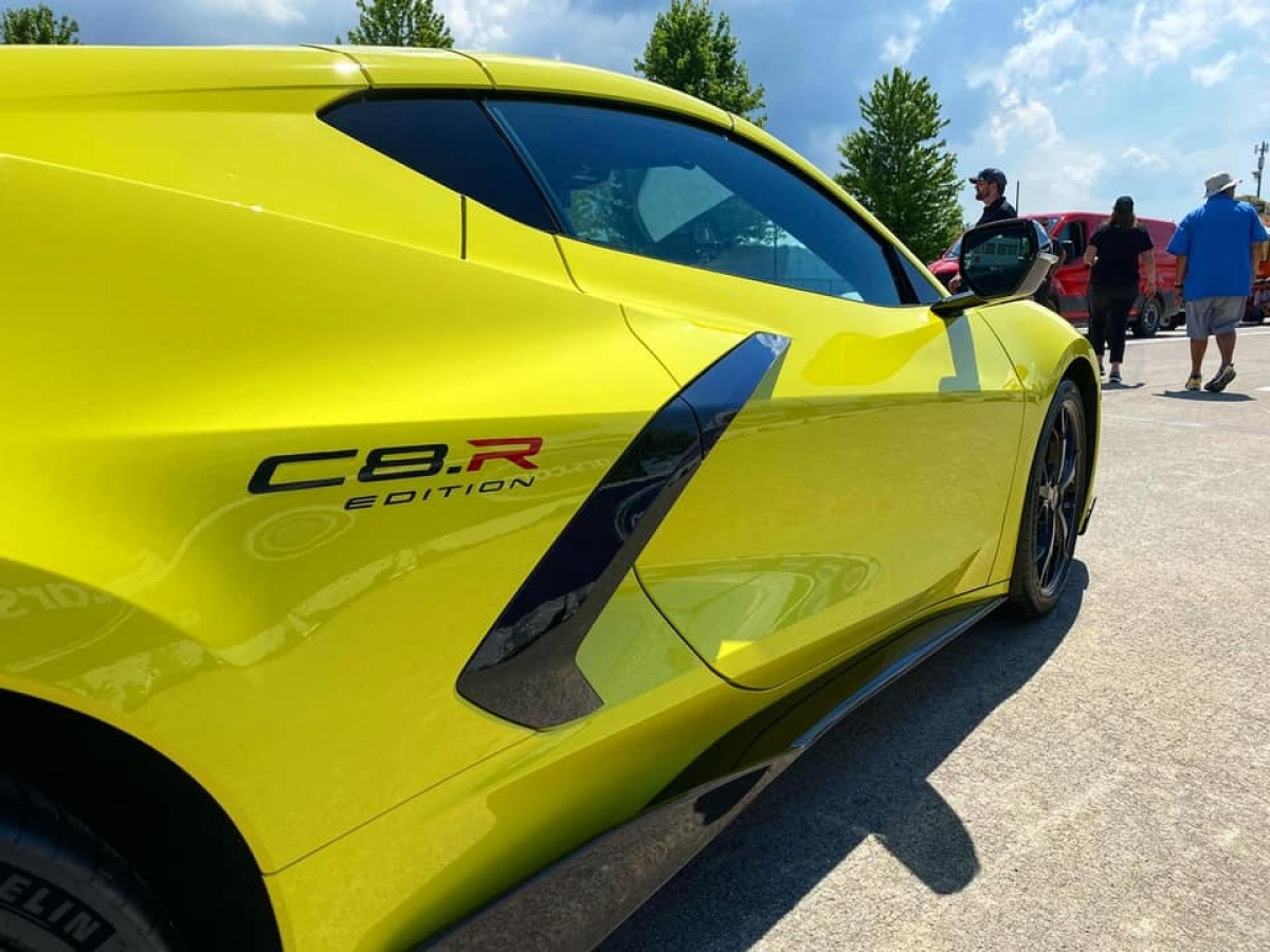 Giá bán của Corvette C8 2022 sẽ khởi điểm từ 62.915 USD (khoảng 1,45 tỷ đồng) cho bản Cope và 69.695 USD (khoảng 1,6 tỷ đồng) cho bản Convertible, giá của gói IMSA GTLM Championship Edition là 6.595 USD (khoảng 152 triệu đồng).