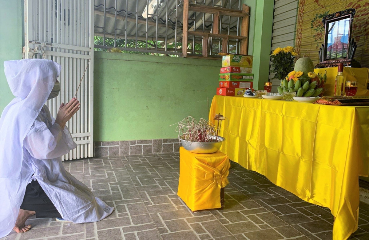 Nữ nhân viên y tế lập bàn thờ chịu tang mẹ ở vùng phong tỏa. Ảnh: CTV