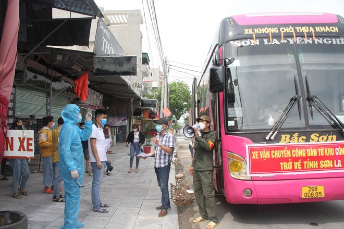 Nhiều công nhân các địa phương đã được đưa xe đến Bắc Giang đón về trong những ngày qua.
