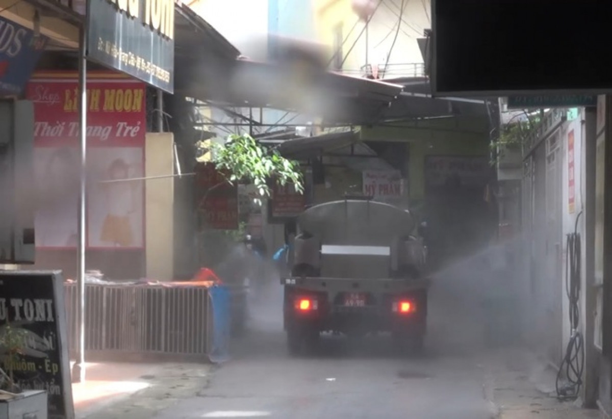 Bộ Tư lệnh Quân khu 1 phun khử khuẩn ngoài đường chính, khu dân cư ở Việt Yên, Bắc Giang.