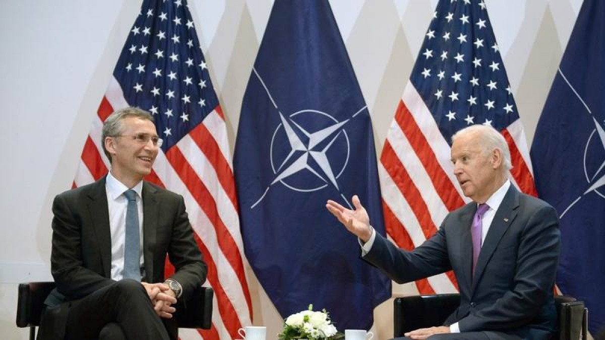 Ông Joe Biden (khi đó là Phó Tổng thống Mỹ) và Tổng thư ký NATO Jens Stoltenberg trong một cuộc gặp năm 2015. Ảnh: EPA