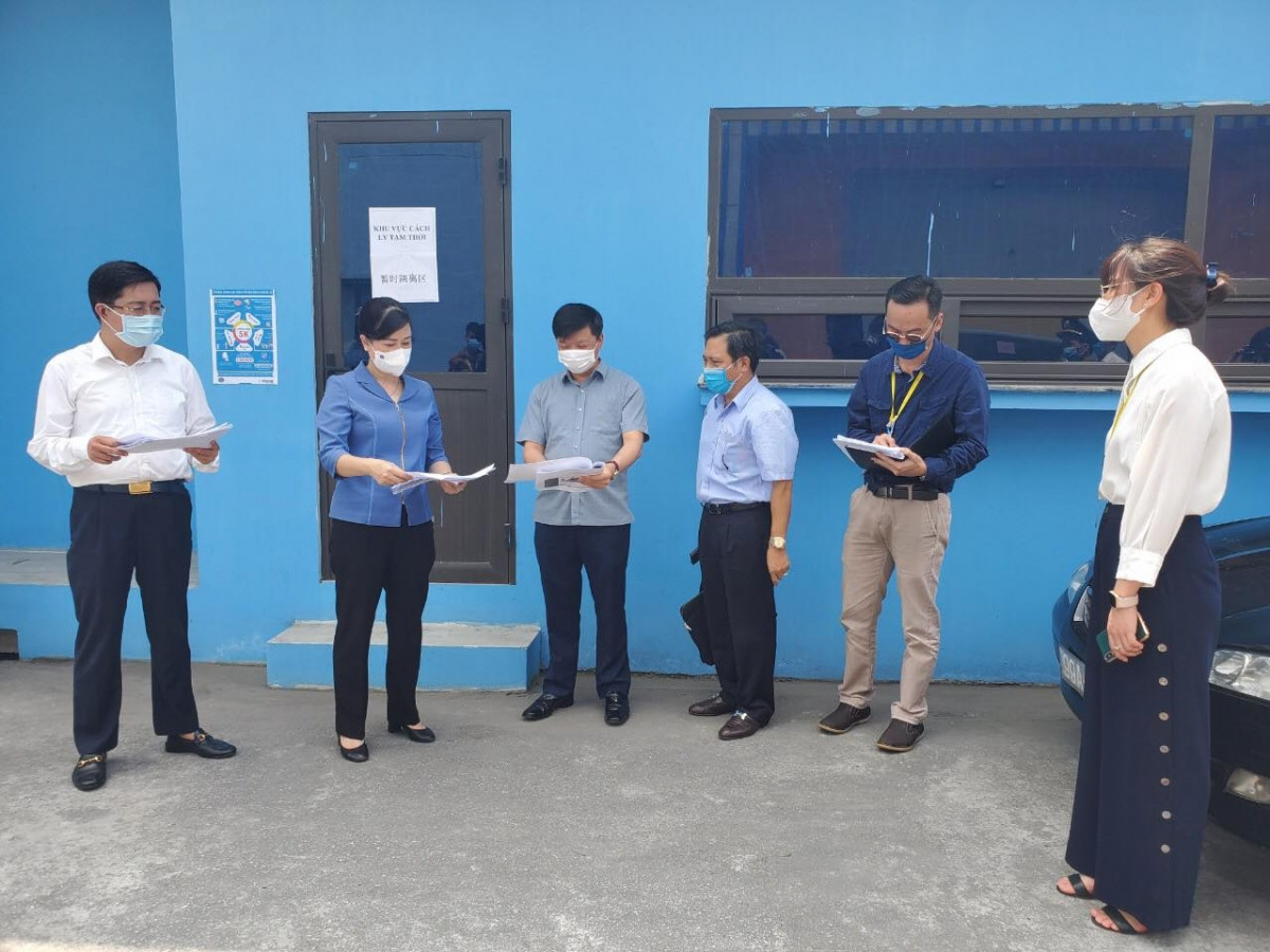 Bà Đào Hồng Lan, Bí thư Tỉnh ủy Bắc Ninh  kiểm tra việc phòng, chống dịch COVID-19 tại KCN VSIP.