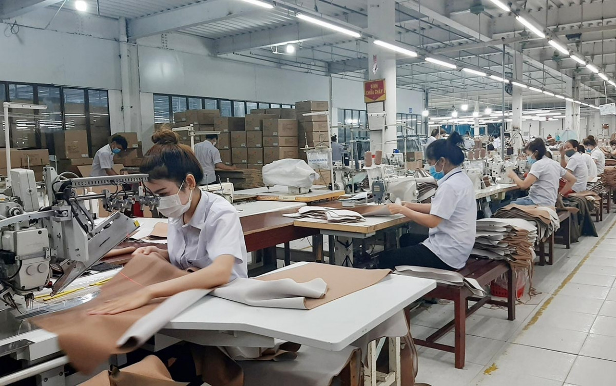 Công nhân tại Khu công nghiệp Hòa Bình, tỉnh Kon Tum thực hiện sản xuất an toàn phòng dịch COVID-19.
