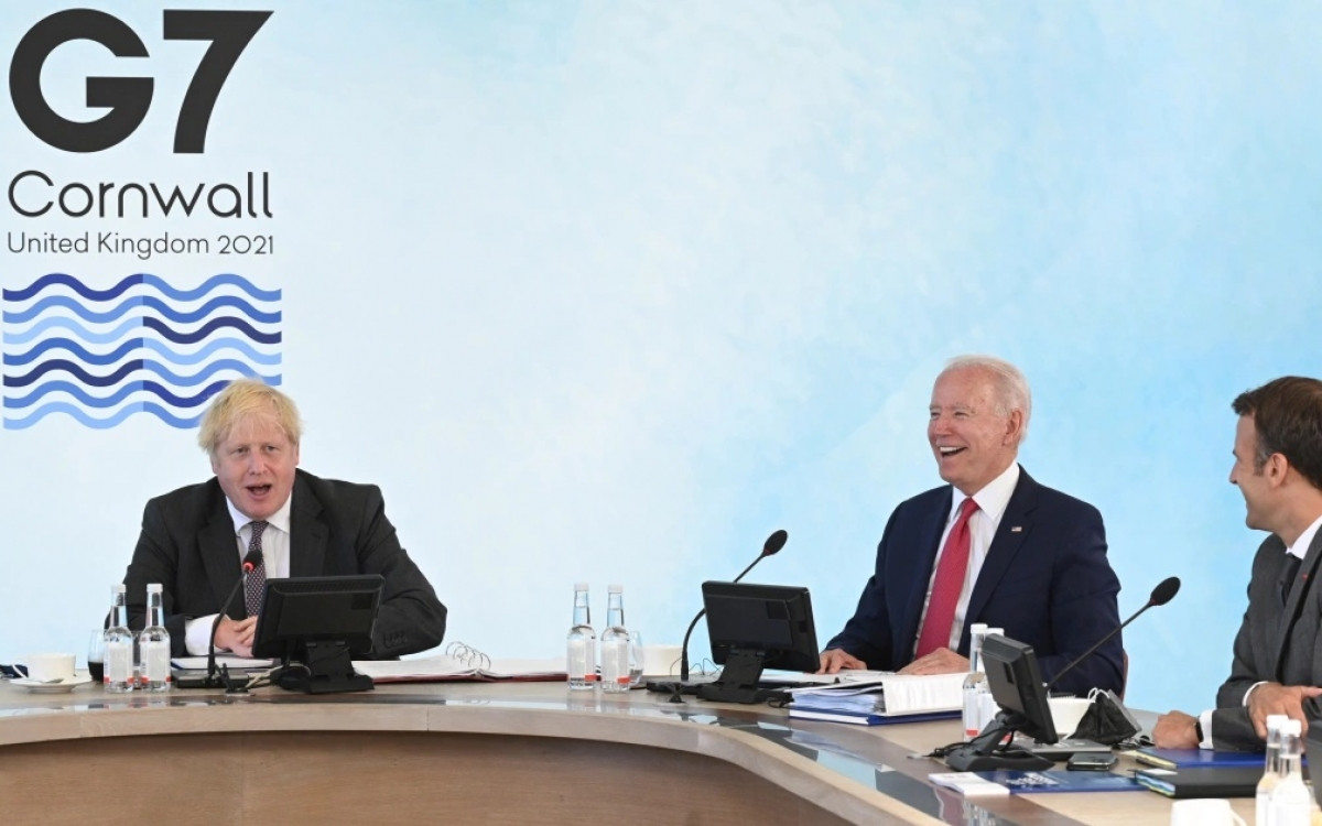 Các nhà lãnh đạo Anh, Mỹ, Pháp (từ trái qua phải) - Thủ tướng Johnson, Tổng thống Biden và Tổng thống Macron tại Thượng đỉnh G7 năm 2021. Ảnh: al Jazeera.