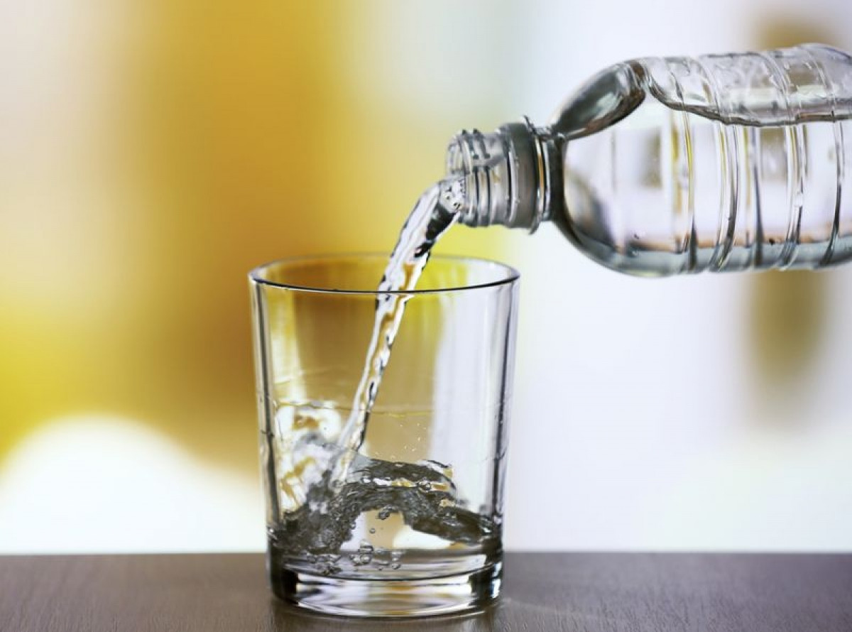 Uống đủ nước: Các triệu chứng ngộ độc thực phẩm như nôn mửa và tiêu chảy có thể gây mất nước nghiêm trọng. Bên cạnh mất nước, cơ thể cũng bị thiếu hụt một lượng chất điện giải và dưỡng chất lớn. Hãy uống nhiều nước để giữ cho cơ thể không bị kiệt sức do mất nước.