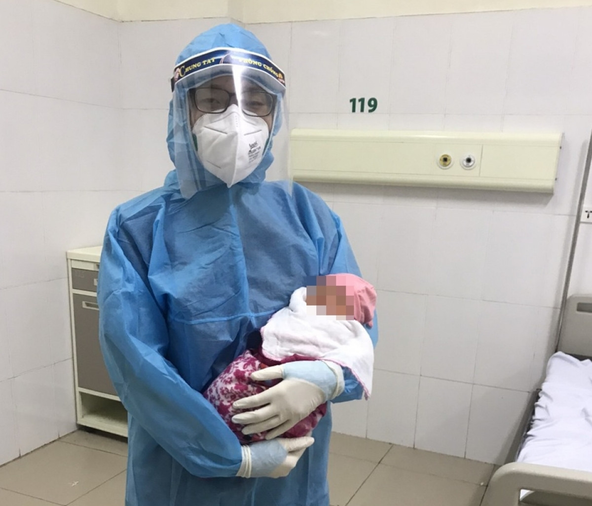 Bé gái sơ sinh con sản phụ T được các 2 điều dưỡng tại BV Bệnh Nhiệt đới Trung ương chăm sóc.