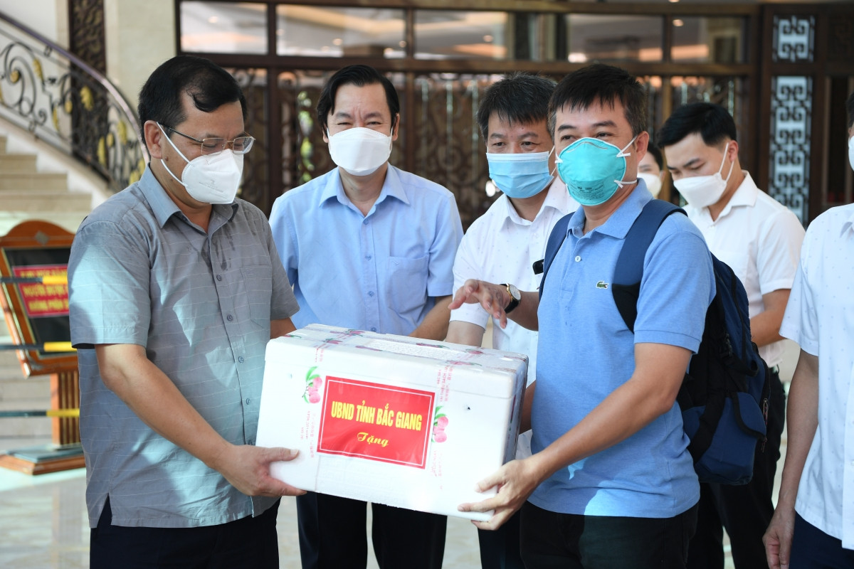 Lãnh đạo tỉnh Bắc Giang tặng quà Đội phản ứng nhanh bệnh viện Chợ Rẫy.