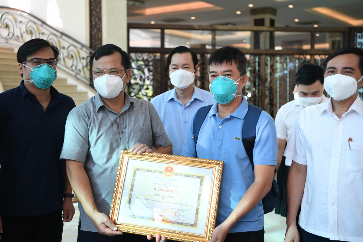 Lãnh đạo tỉnh Bắc Giang tặng Bằng khen cho Đội phản ứng nhanh bệnh viện Chợ Rẫy.
