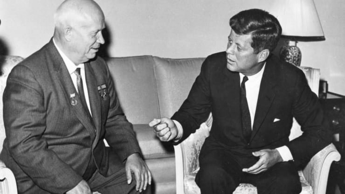 Tổng thống Mỹ John F. Kennedy (bên phải) gặp nhà lãnh đạo Liên Xô Nikita Khrushchev tại Đại sứ quán Mỹ ở Vienna, Áo, tháng 6/1961. Ảnh: Reuters