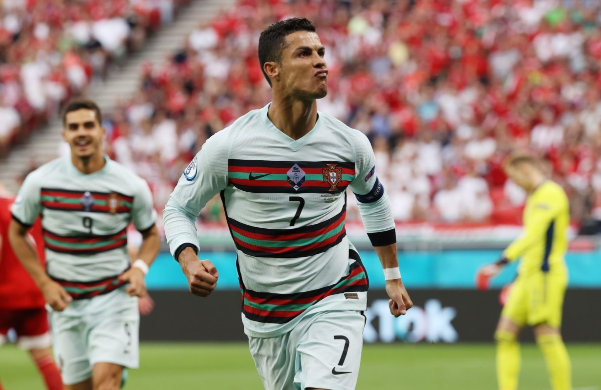 CR7 lập kỷ lục khi trở thành cầu thủ ghi bàn vĩ đại nhất lịch sử EURO (vòng chung kết) với 11 pha lập công, hơn Michel Platini 2 bàn./.