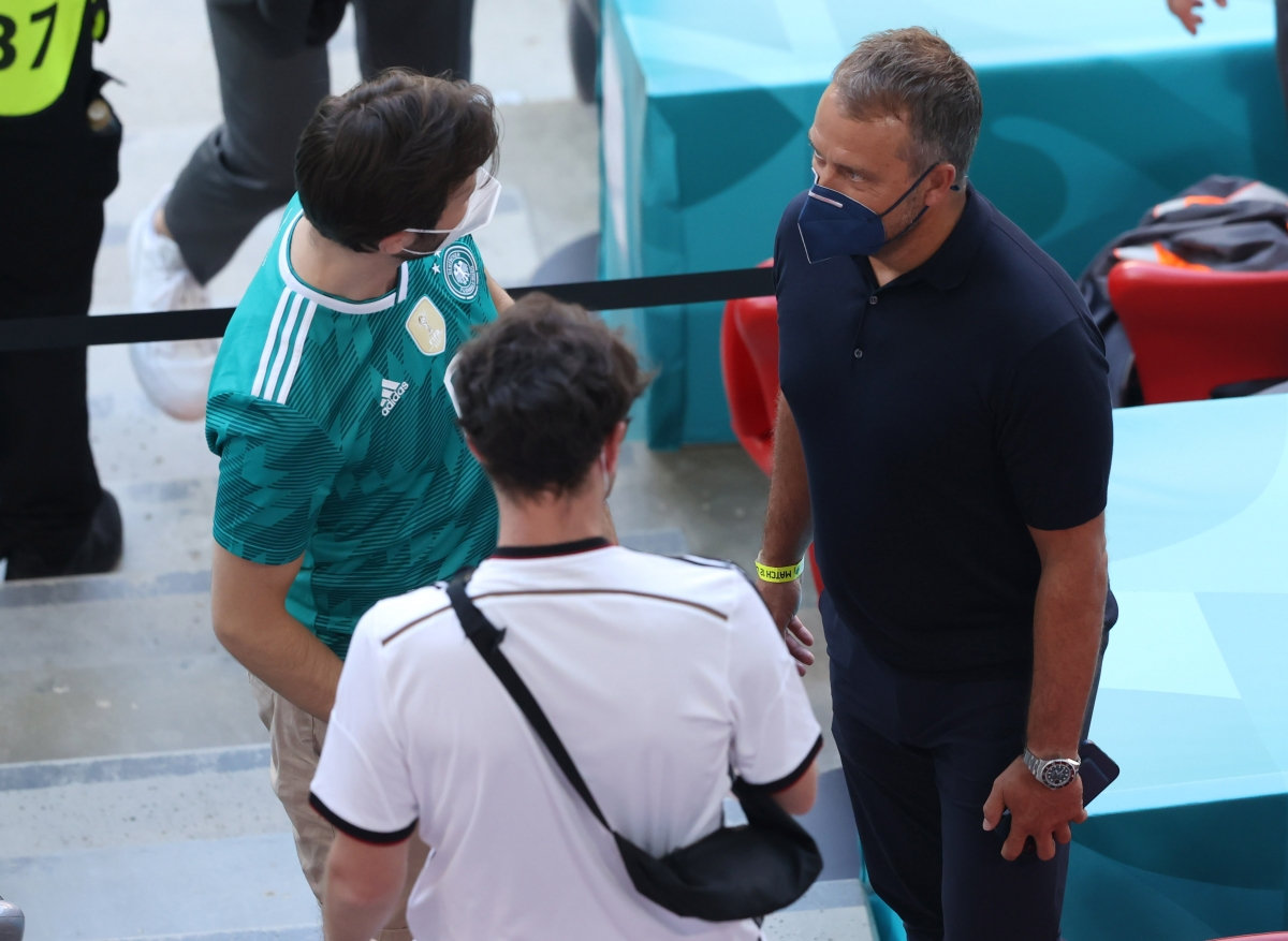 HLV Didier Deschamps tại sân Allianz. (Ảnh: Reuters).