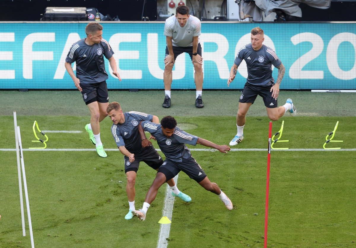 Hai đội Pháp và Đức trong buổi tập làm quen sân Allianz Arena. (Ảnh: Reuters).
