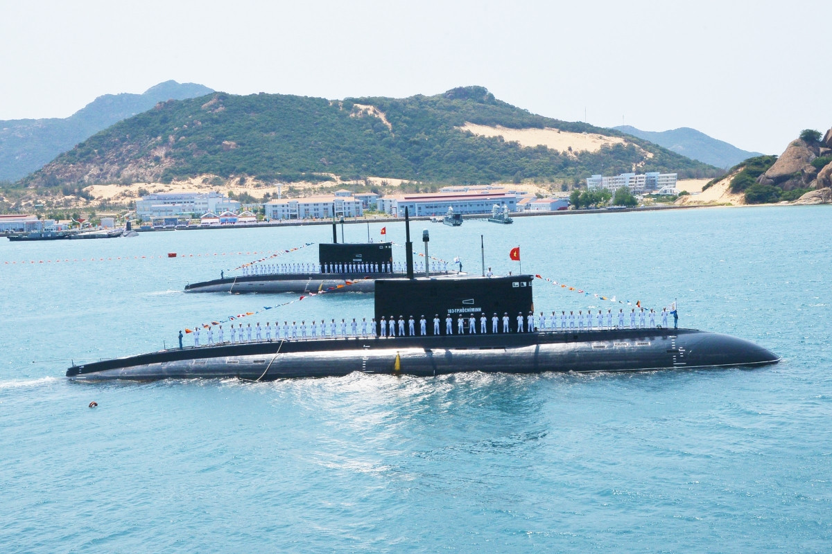 Duyệt đội hình tàu ngầm trong lễ kỷ niệm 60 năm ngày thành lập Quân chủng Hải quân.