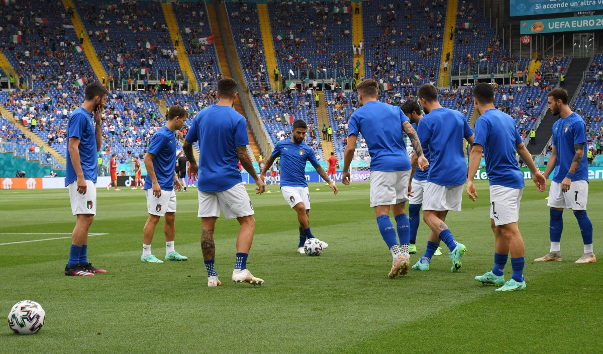 Các cầu thủ Italia thoải mái khởi động trước trận. (Ảnh: Reuters).