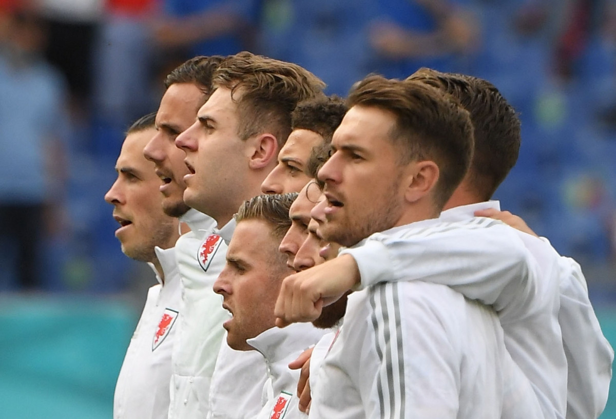 Bale cùng Ramsey và các đồng đội hát quốc ca Xứ Wales. (Ảnh: Reuters).