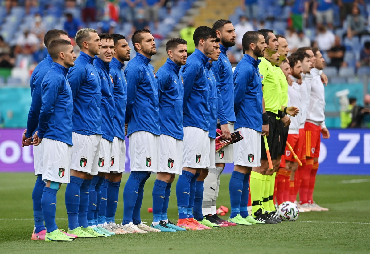Các cầu thủ Italia cử hành quốc ca... (Ảnh: Reuters).