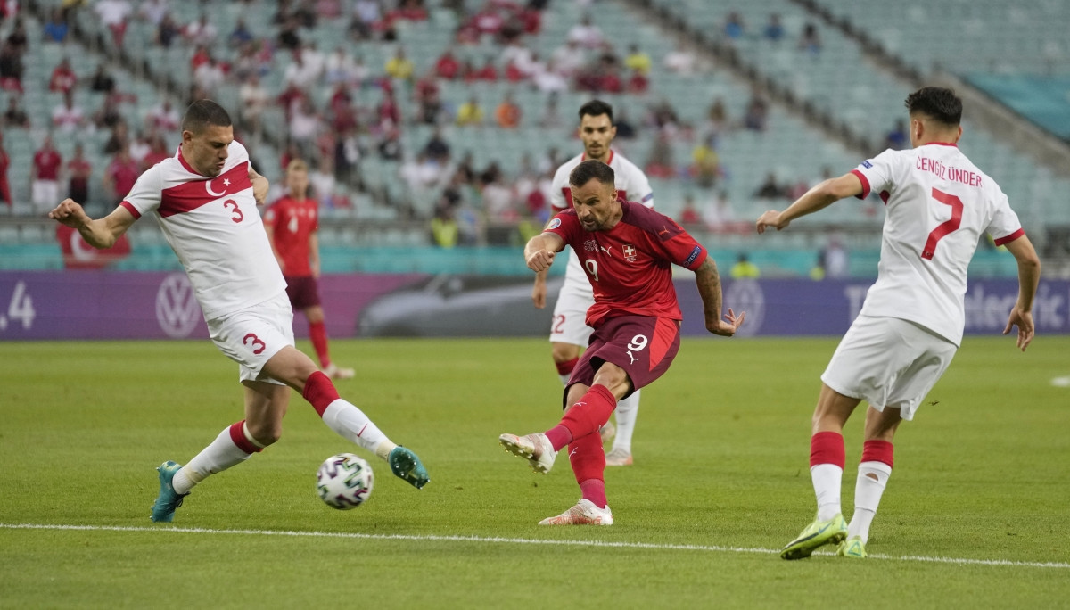 Seferovic thể hiện bản năng sát thủ giữa vòng vây của 2 cầu thủ Thổ Nhĩ Kỳ. (Ảnh: Reuters)