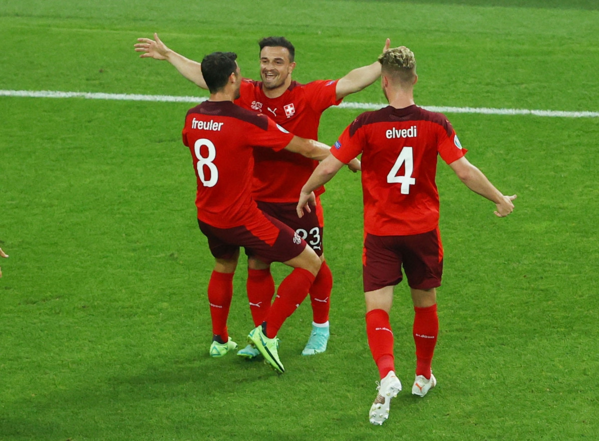Thụy Sĩ lạnh lùng dẫn trước 2-0 dù Thổ Nhĩ Kỳ thi đấu đầy quyết tâm. (Ảnh: Reuters)
