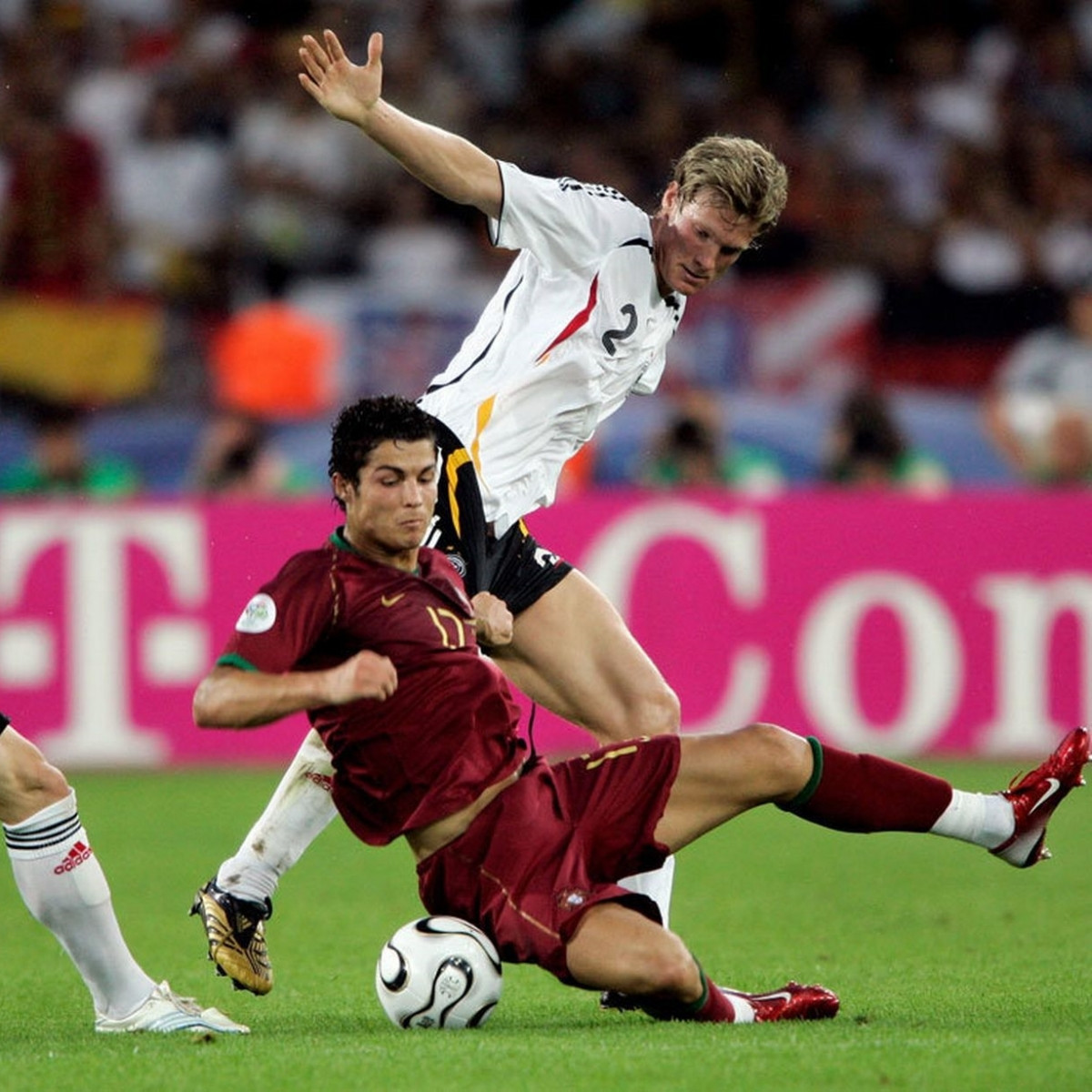 Cristiano Ronaldo và ĐT Bồ Đào Nha thua ĐT Đức 1-3 ở trận tranh hạng ba World Cup 2006.