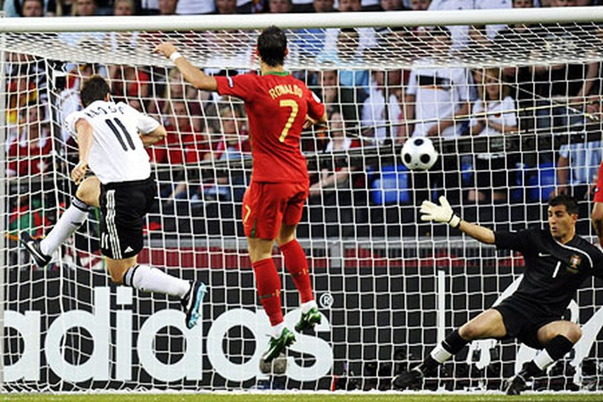 Cristiano Ronaldo và ĐT Bồ Đào Nha thua ĐT Đức 2-3 ở tứ kết EURO 2008.