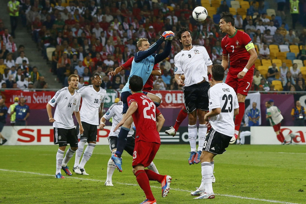 Cristiano Ronaldo và ĐT Bồ Đào Nha thua ĐT Đức 0-1 ở trận ra quân EURO 2012.