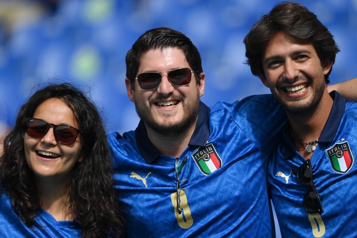 Các CĐV nhiệt thành của Azzurri trên khán đài Olimpico. (Ảnh: Reuters).