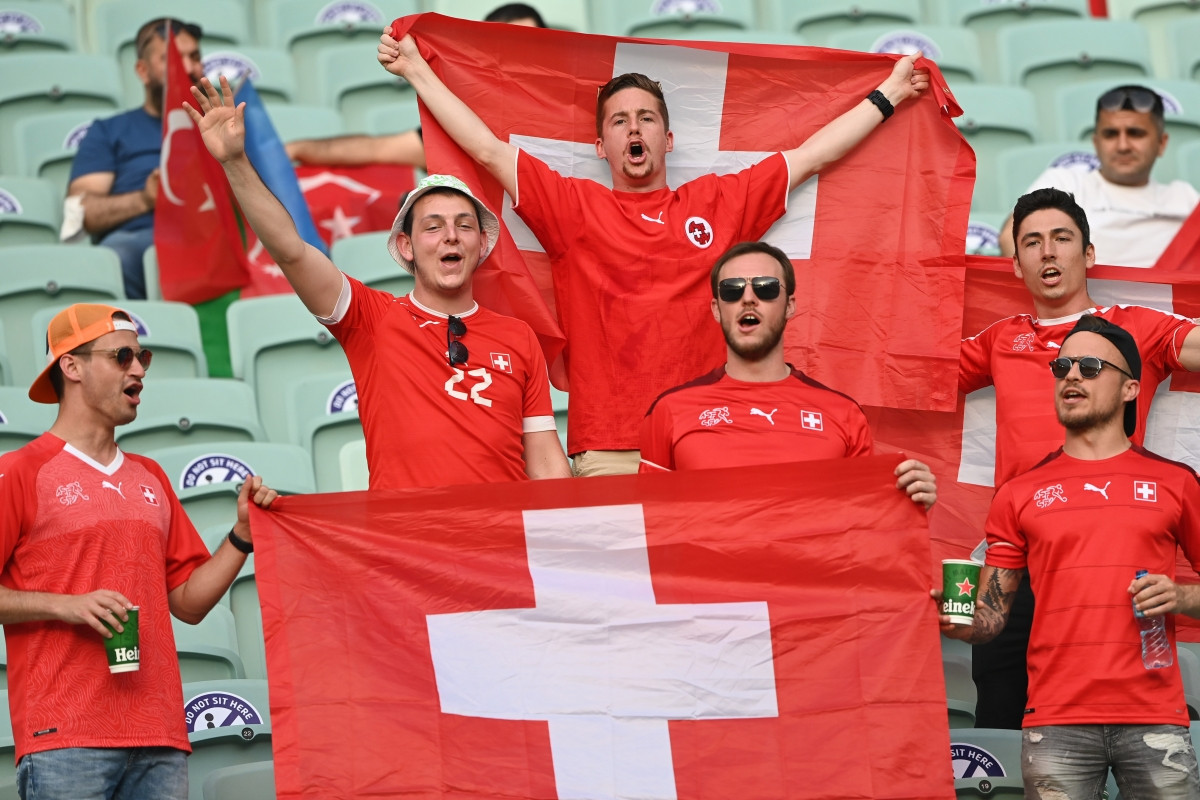 CĐV Thụy Sĩ có được theo chân đội nhà đi tiếp vào vòng knock-out? (Ảnh: Reuters)