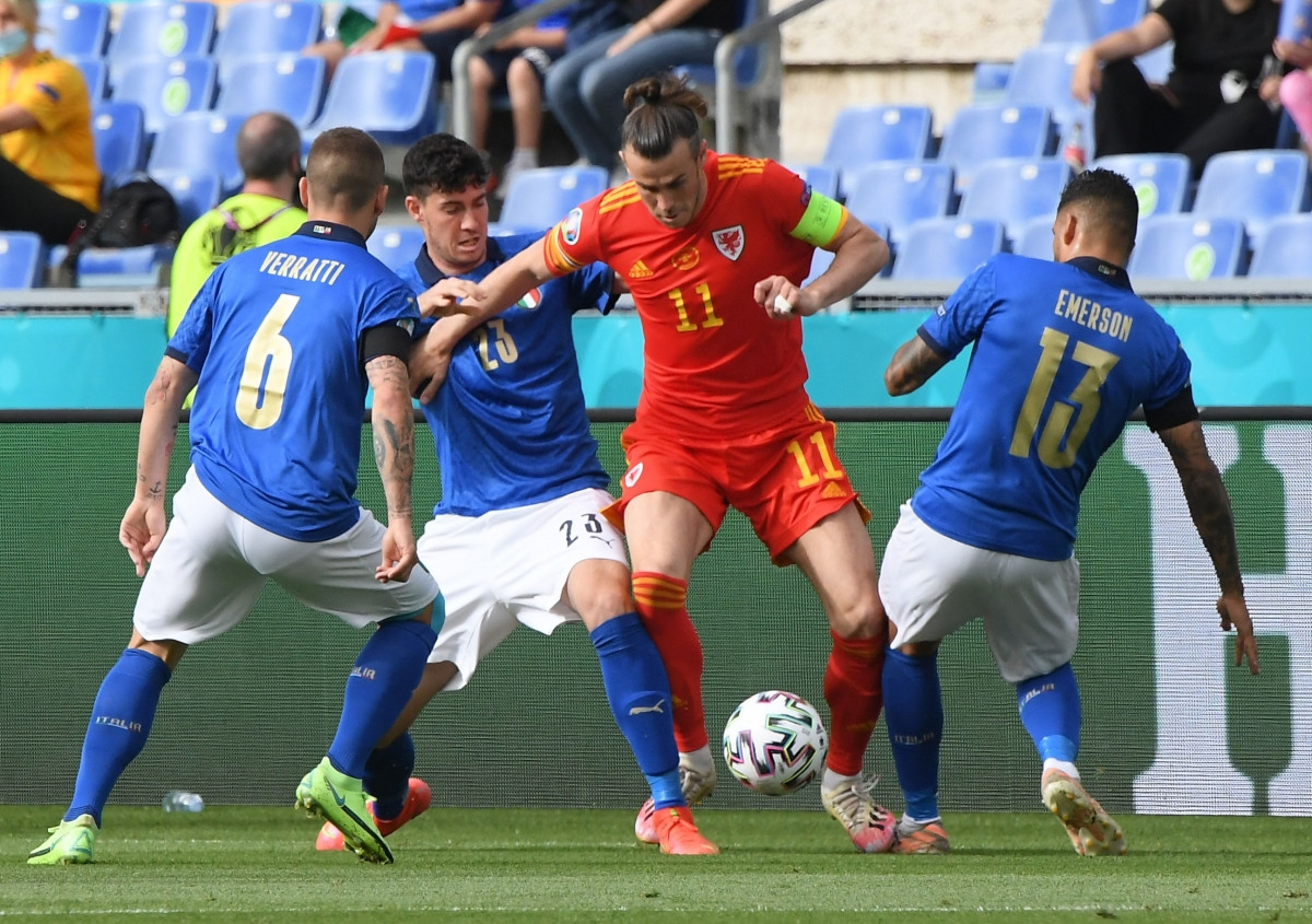 Ngôi sao sáng nhất của Xứ Wales, Gareth Bale mất hút giữa hàng phòng ngự Italia.