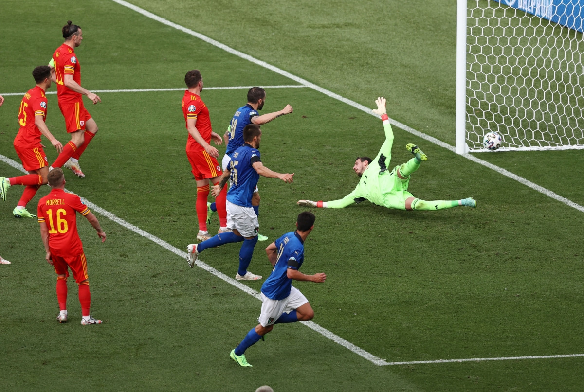 Bàn mở tỷ số đến với Italia ở phút 40, Marco Verratti đá phạt, Matteo Pessina dứt điểm chéo góc tung lưới Xứ Wales.