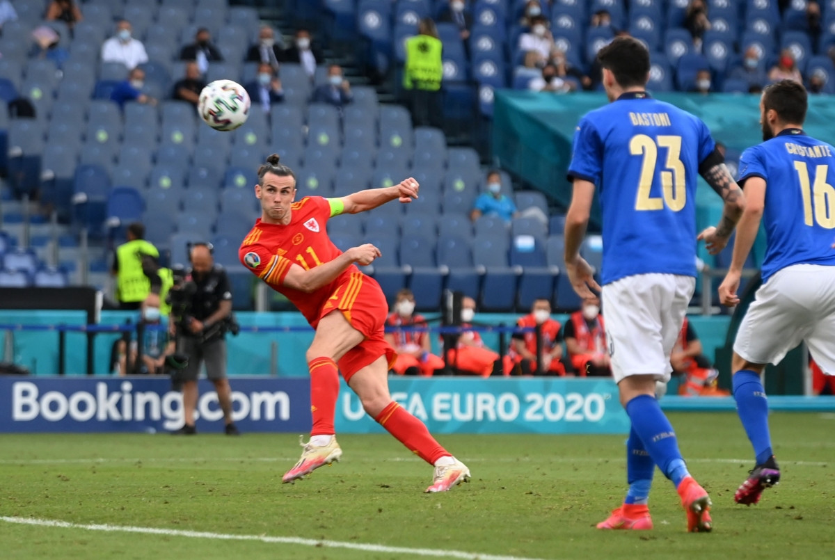 Trong hoàn cảnh khó khăn, cơ hội hiếm hoi của Xứ Wales lại bị Gareth Bale bỏ lỡ với pha volley vọt xà ngang ở phút 75.