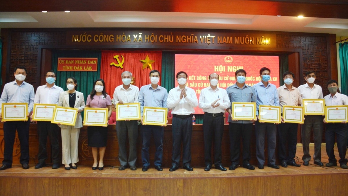 UBND tỉnh Đắk Lắk tặng Bằng khen cho 106 tập thể và 187 cá nhân có thành tích xuất sắc trong công tác bầu cử