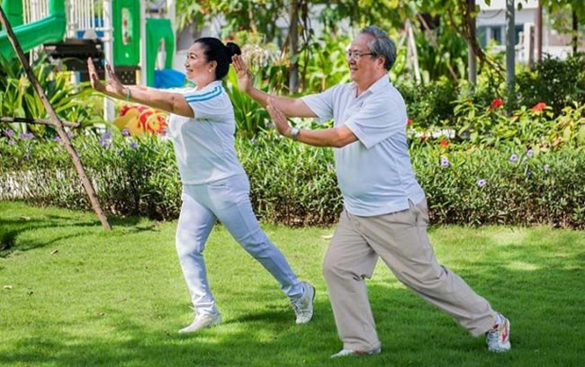 Người cao tuổi nên tập luyện thể dục, thể thao vừa sức, phù hợp với thể trạng.