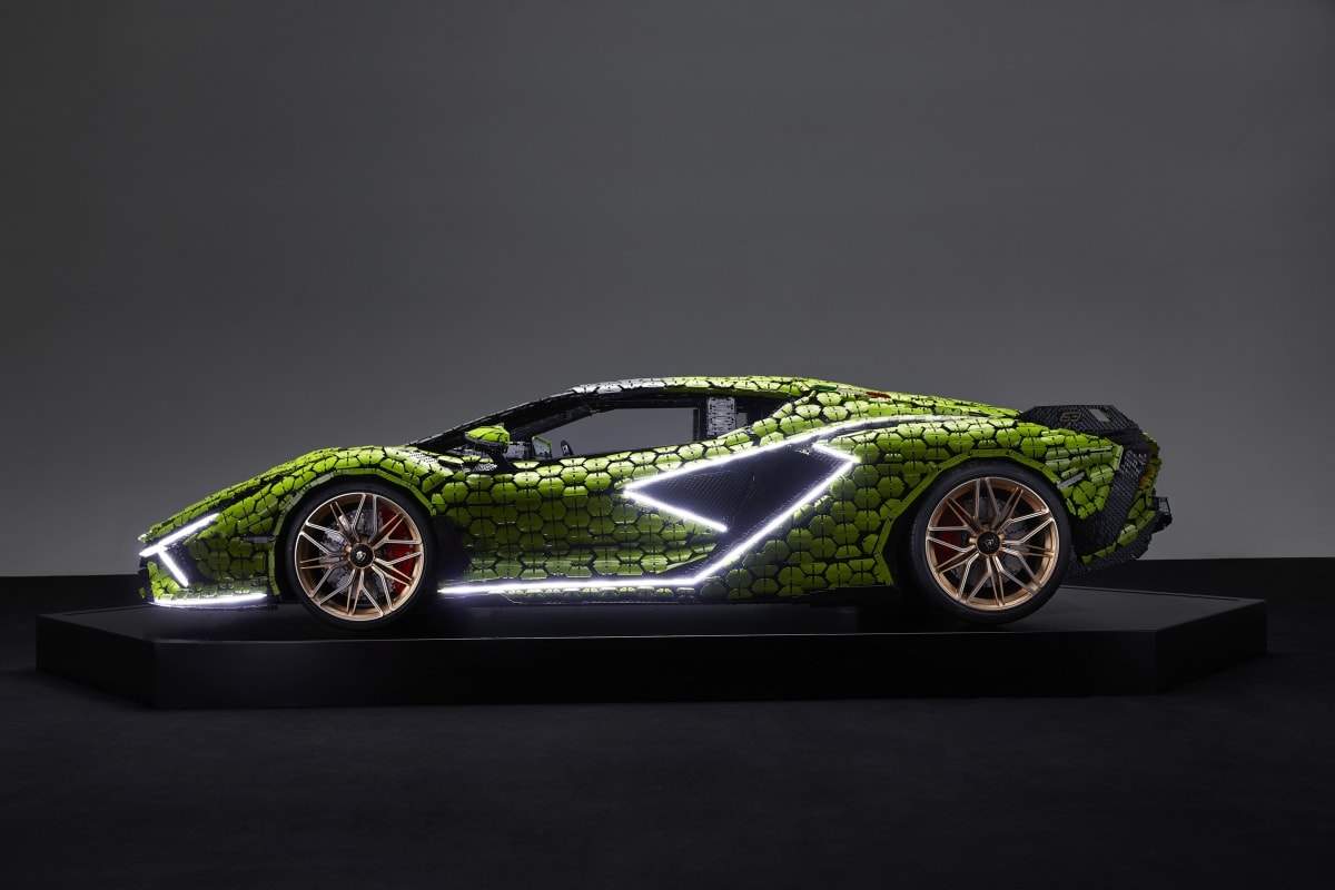 Lamborghini đã gây chú ý với chiếc Sián ngoài đời thực bằng cách kết hợp một siêu tụ điện, có trọng lượng nhẹ hơn pin truyền thống. Nhưng chúng tôi nghĩ rằng trọng lượng không phải là vấn đề được nhóm Lego cân nhắc, với bản sao Sián kích thước thật có cân nặng lên đến 2.200 kg.