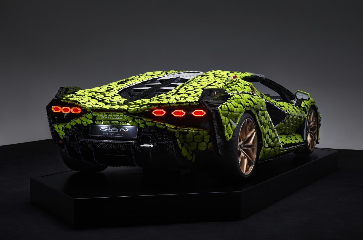 Sián ngoài đời thực là động cơ hybrid đầu tiên được sản xuất của Lamborghini và đi kèm với động cơ V12 6.5 lít hút khí tự nhiên - điều mà mẫu xe mô hình hiển nhiên không có. Tuy nhiên, mô hình có vô lăng xây bằng gạch được trang trí bằng biểu tượng Lamborghini và cờ Ý, các nút điều khiển trên bảng điều khiển và ghế đua được xây dựng bằng LEGO.