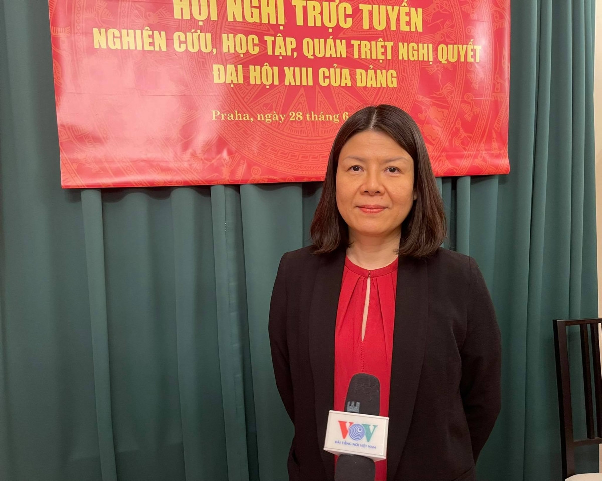 Tham tán Thương mại VN tại CH Séc Nguyễn Thị Hồng Thủy chia sẻ về buổi nghiên cứu học tập quán triệt nghị quyết đại hội XIII của Đảng