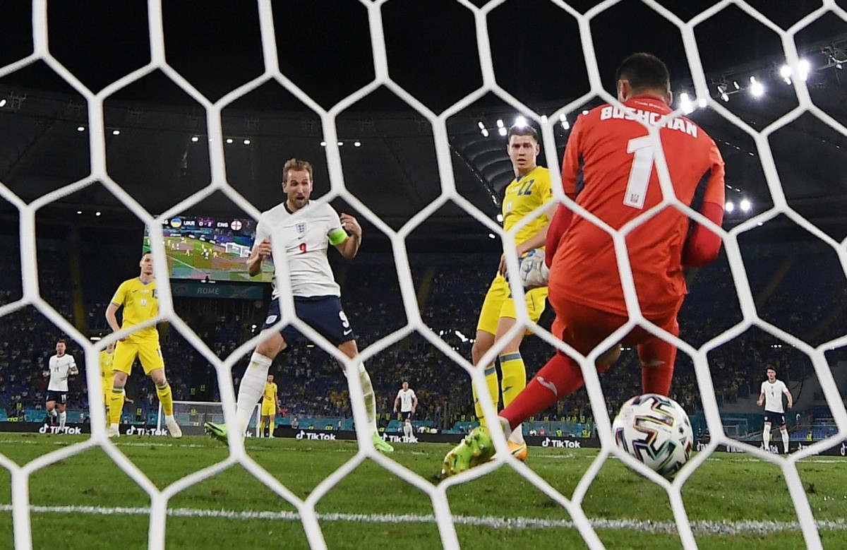 Sau đó, tới lượt Kane hoàn tất cú đúp vào lưới Ukraine. (Ảnh: Reuters).