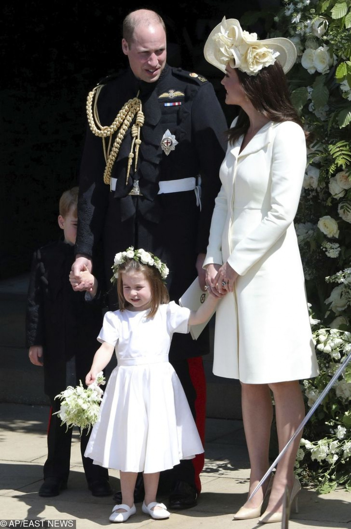 Xem cách Công nương Kate Middleton ăn mặc ton-sur-ton với các con rất tinh tế - 9