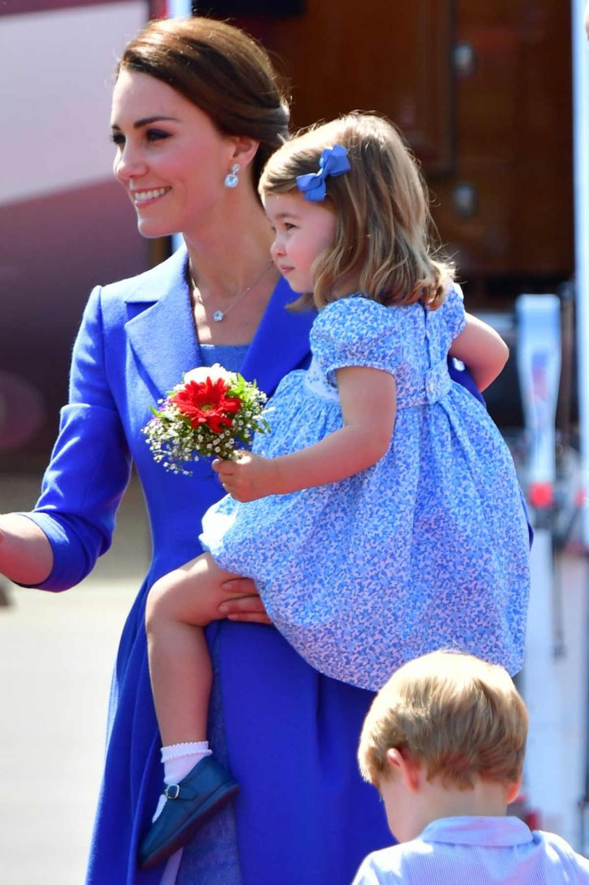 Xem cách Công nương Kate Middleton ăn mặc ton-sur-ton với các con rất tinh tế - 1