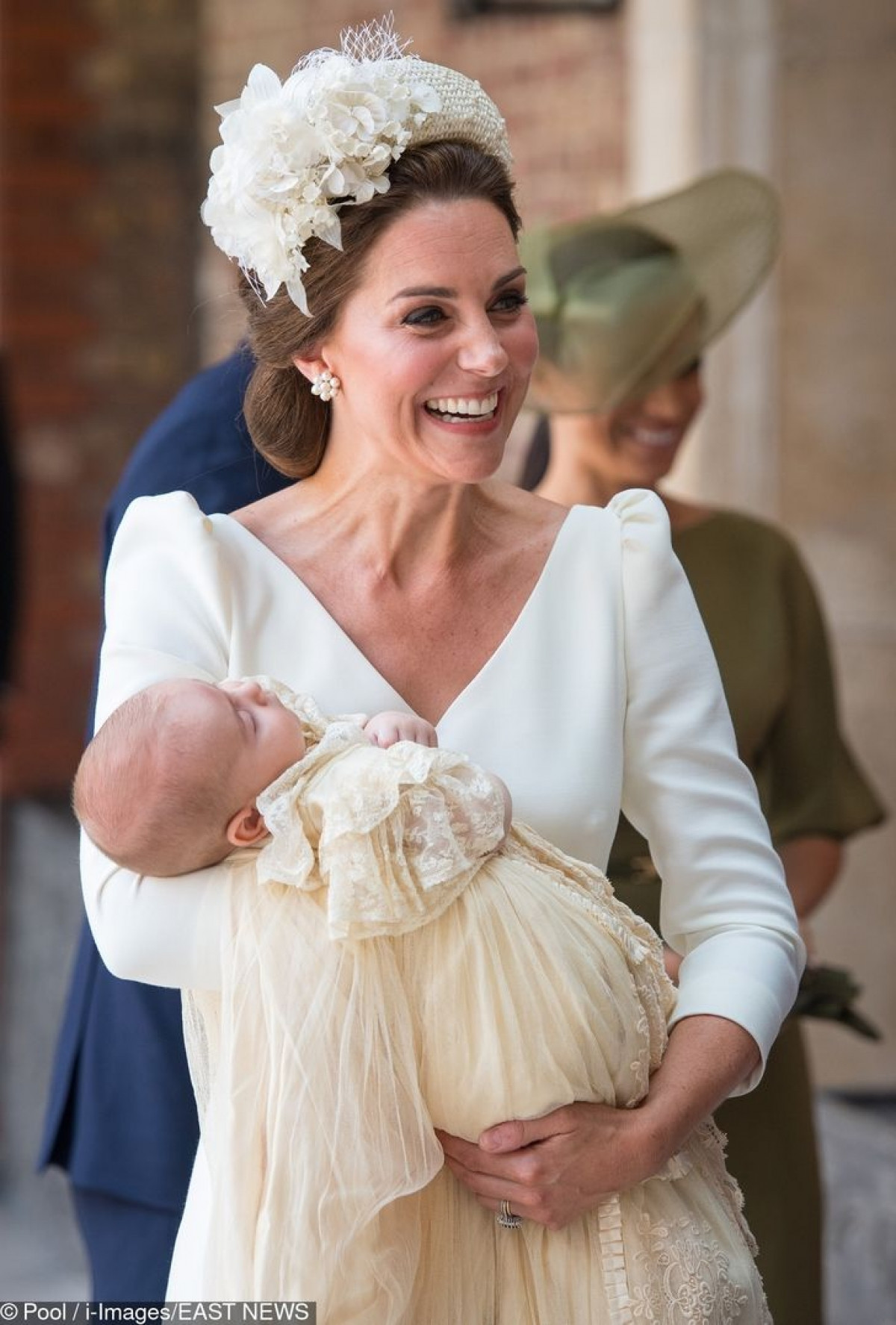 Xem cách Công nương Kate Middleton ăn mặc ton-sur-ton với các con rất tinh tế - 10