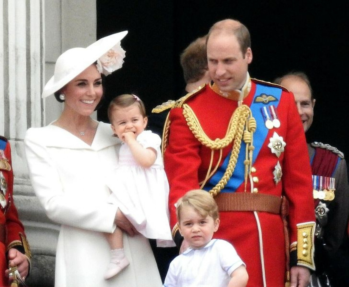 Xem cách Công nương Kate Middleton ăn mặc ton-sur-ton với các con rất tinh tế - 11