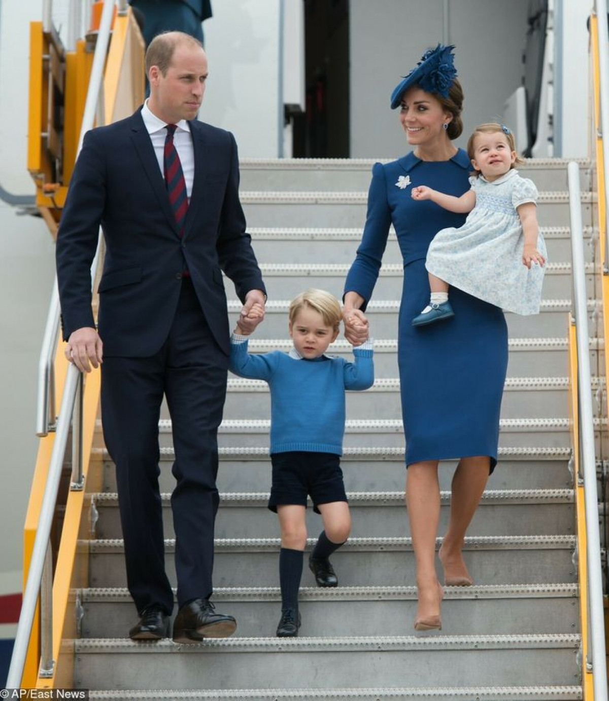 Xem cách Công nương Kate Middleton ăn mặc ton-sur-ton với các con rất tinh tế - 2