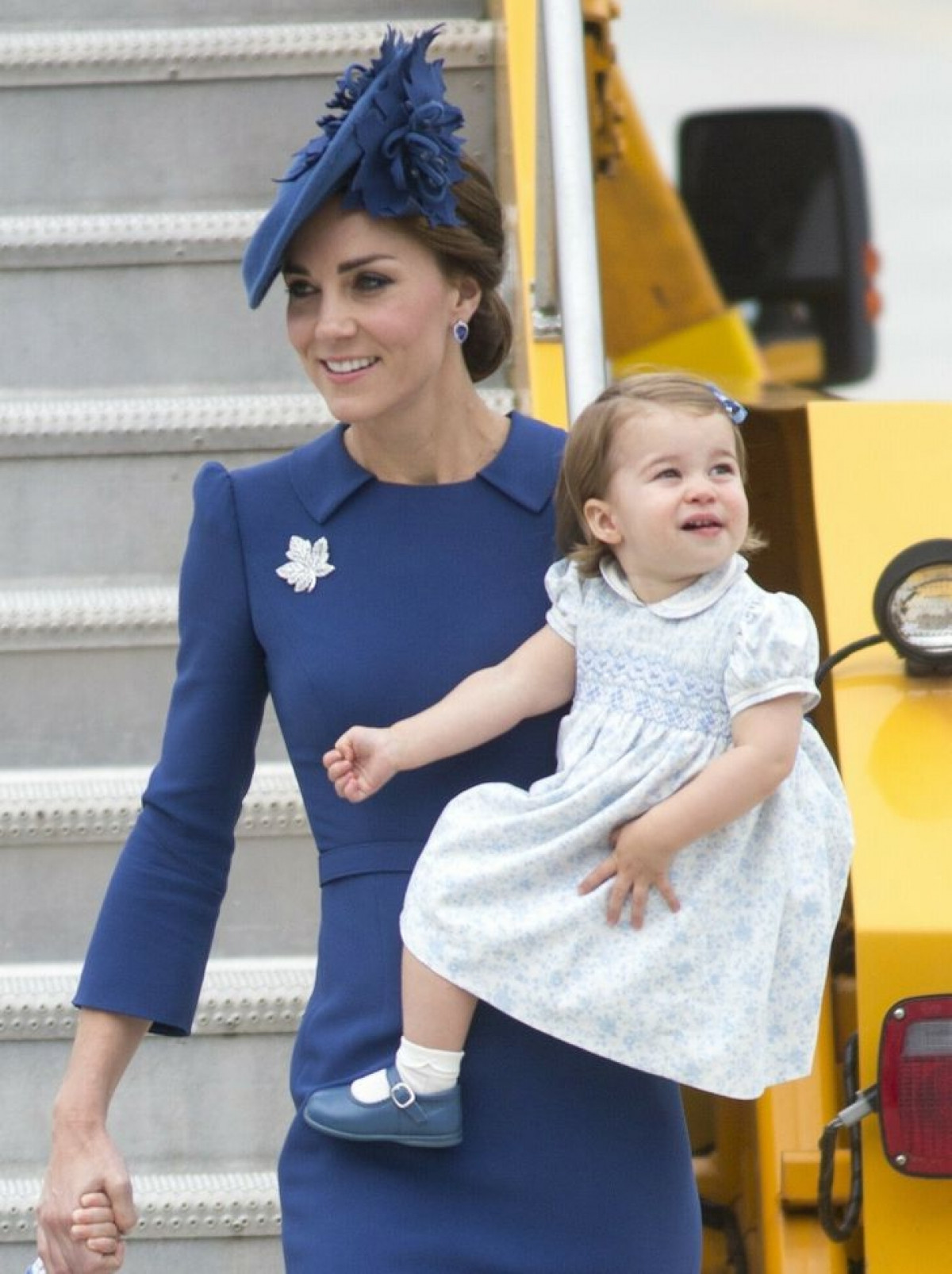 Xem cách Công nương Kate Middleton ăn mặc ton-sur-ton với các con rất tinh tế - 3