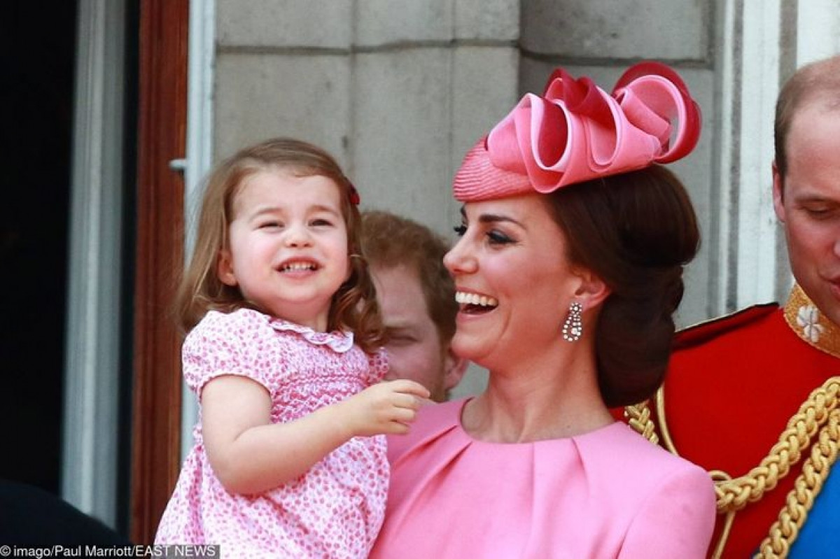 Xem cách Công nương Kate Middleton ăn mặc ton-sur-ton với các con rất tinh tế - 6