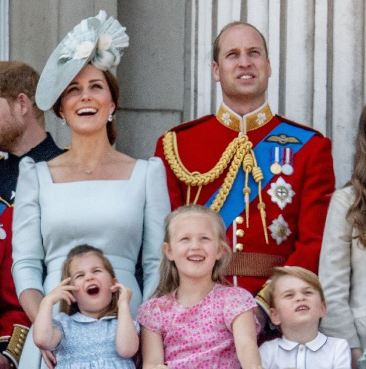 Xem cách Công nương Kate Middleton ăn mặc ton-sur-ton với các con rất tinh tế - 7
