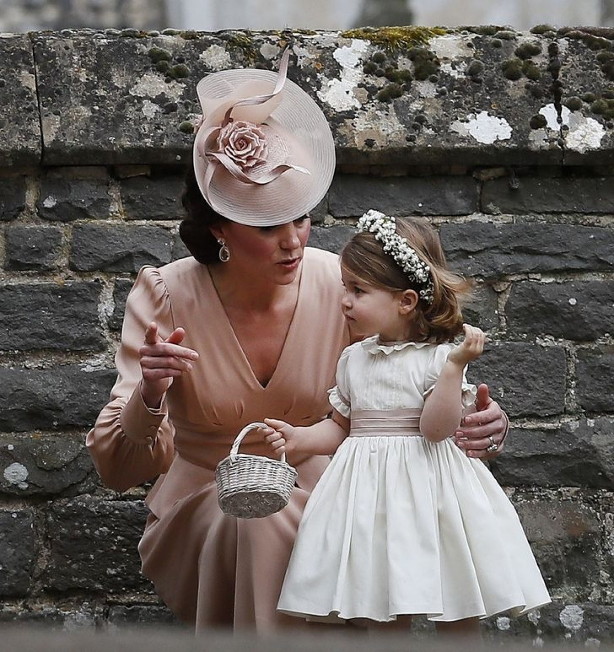Xem cách Công nương Kate Middleton ăn mặc ton-sur-ton với các con rất tinh tế - 8