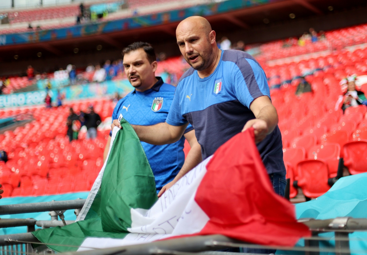 Các CĐV Italia đã có mặt trên các khán đài sân Wembley. (Ảnh: Reuters).