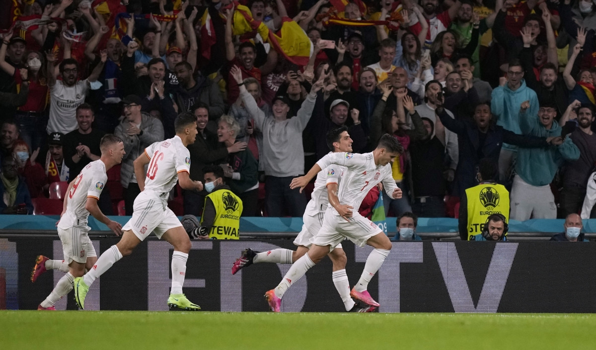 Niềm vui của Morata cùng các đồng đội. (Ảnh: Reuters).