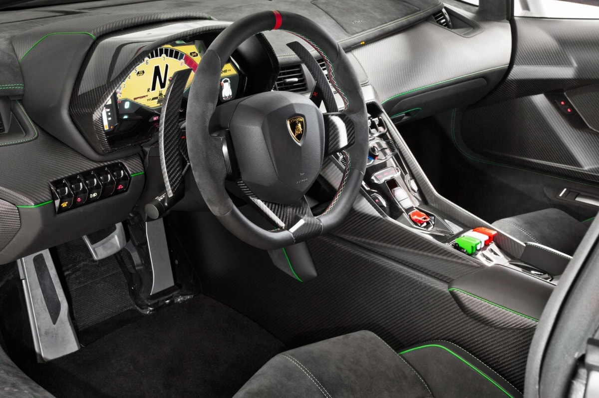 Xe có giá 4,5 triệu USD với động cơ V12 của Aventador với 740 mã lực cho phép chiếc Veneno tăng tốc từ 0 km/h đến 96 km/h chỉ trong 2,9 giây.